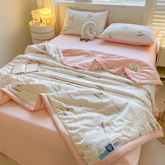 91家纺网 家纺一手货源 找家纺 金喜 2025新款全棉印花夏被可爱卡通风夏凉被薄被子夏被四件套 爱心木马