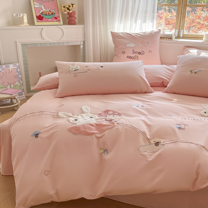 91家纺网 家纺一手货源 找家纺 （总）恋绒2025新款亲肤全棉水洗棉纯棉贴布绣立体刺绣四件套系列—暗合款（提供买家秀）（送同款抱枕）