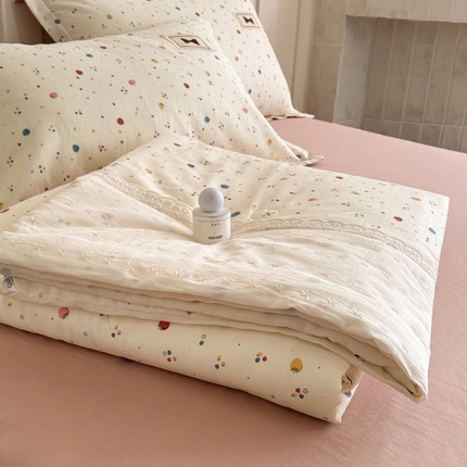 91家纺网 家纺一手货源 找家纺 帕拉美拉 2025新款全棉双层纱玉米聚乳酸夏被春秋被冬被玉米被 三件套四件套 山野草莓