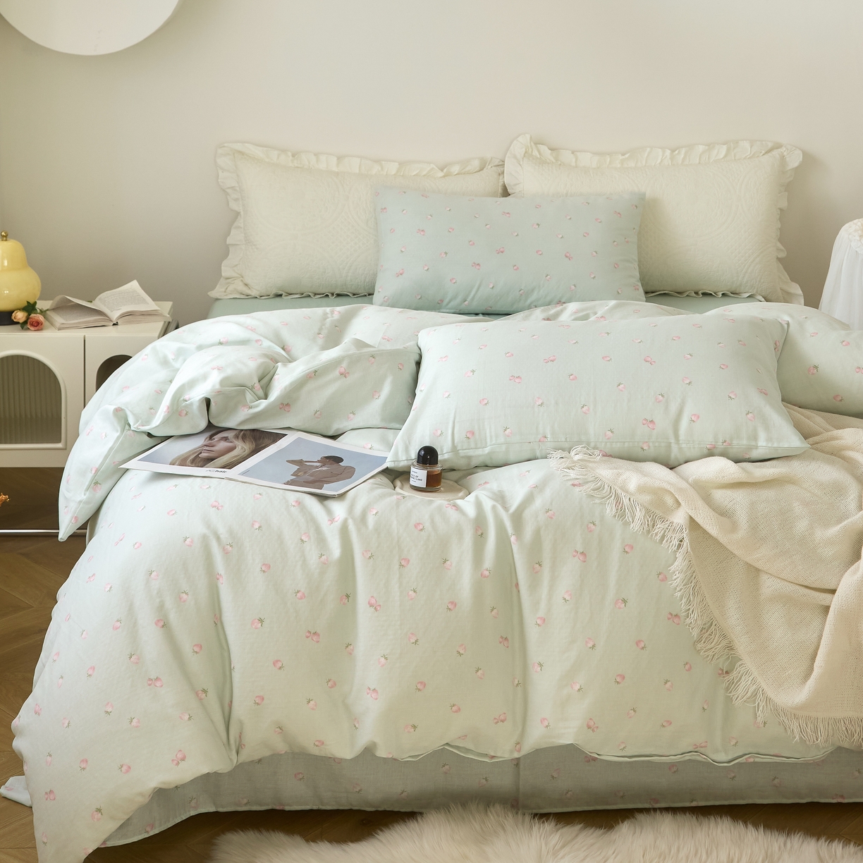 91家纺网 家纺一手货源 找家纺 嘉汀兰家居 2025新款圆角花边款全棉纯棉A类母婴级有氧全棉双层纱亲肤全棉小清新印花四件套 绿底草莓