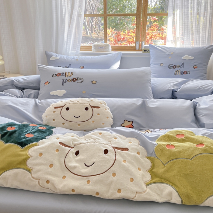 91家纺网 家纺一手货源 找家纺 恋绒2025新款亲肤全棉水洗棉纯棉贴布绣立体刺绣四件套系列—暗合款（提供买家秀）（送同款抱枕） 羊咩咩-蓝