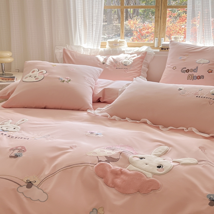 91家纺网 家纺一手货源 找家纺 （总）恋绒2025新款亲肤全棉水洗棉纯棉贴布绣立体刺绣四件套系列—花边款（提供买家秀）送同款抱枕