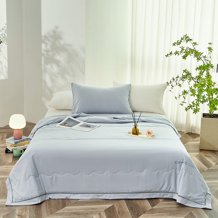 91家纺网 家纺一手货源 找家纺 优姿2025新款云柔棉大豆镂空烫钻夏被被子被芯 灰色