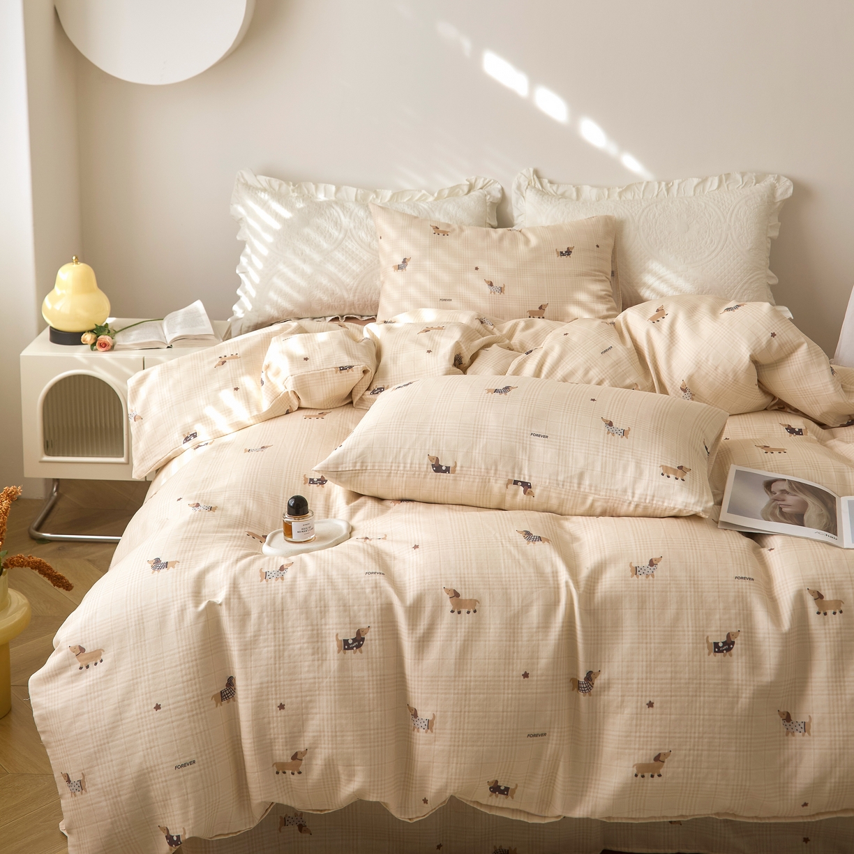 91家纺网 家纺一手货源 找家纺 嘉汀兰家居 2025新款圆角花边款全棉纯棉A类母婴级有氧全棉双层纱亲肤全棉小清新印花四件套 快乐狗狗