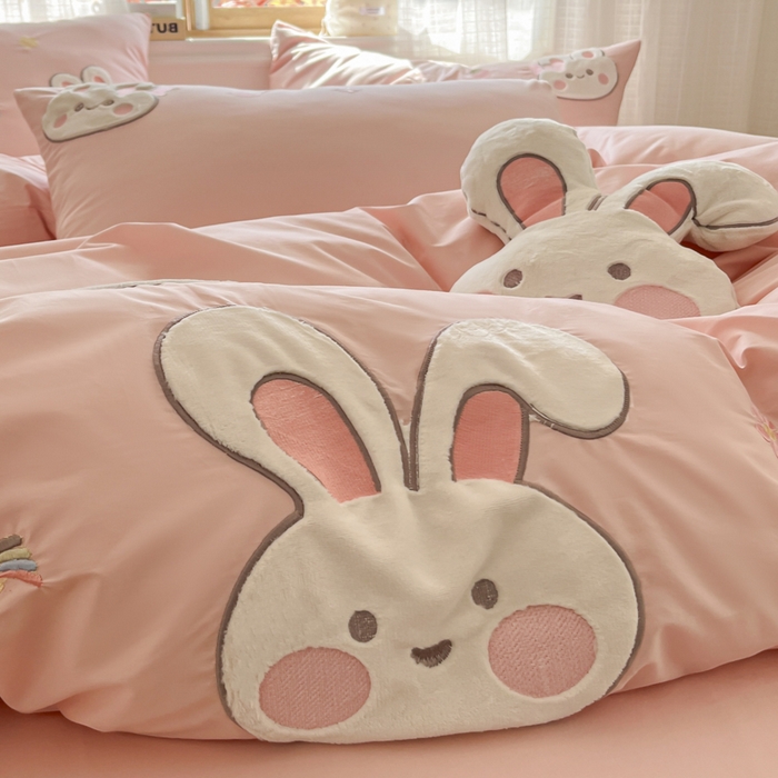 91家纺网 家纺一手货源 找家纺 恋绒2025新款亲肤全棉水洗棉纯棉贴布绣立体刺绣四件套系列—暗合款（提供买家秀）（送同款抱枕） 兔宝宝-粉