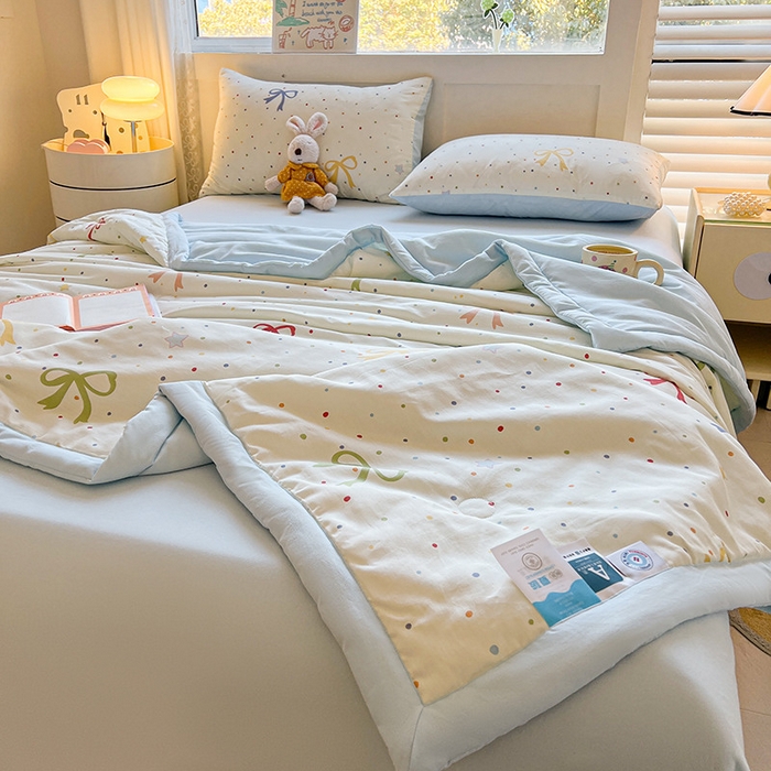 91家纺网 家纺一手货源 找家纺 金喜 2025新款全棉印花夏被可爱卡通风夏凉被薄被子夏被四件套 甜美蝴蝶结