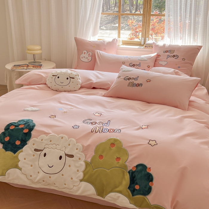 91家纺网 家纺一手货源 找家纺 恋绒2025新款亲肤全棉水洗棉纯棉贴布绣立体刺绣四件套系列—暗合款（提供买家秀）（送同款抱枕） 羊咩咩-粉