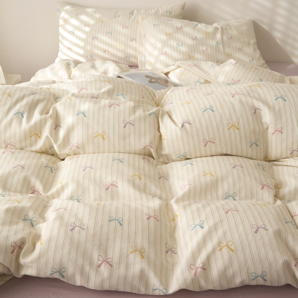 91家纺网 家纺一手货源 找家纺 嘉汀兰家居 2025新款圆角花边款全棉纯棉A类母婴级有氧全棉双层纱亲肤全棉小清新印花四件套 蝴蝶结