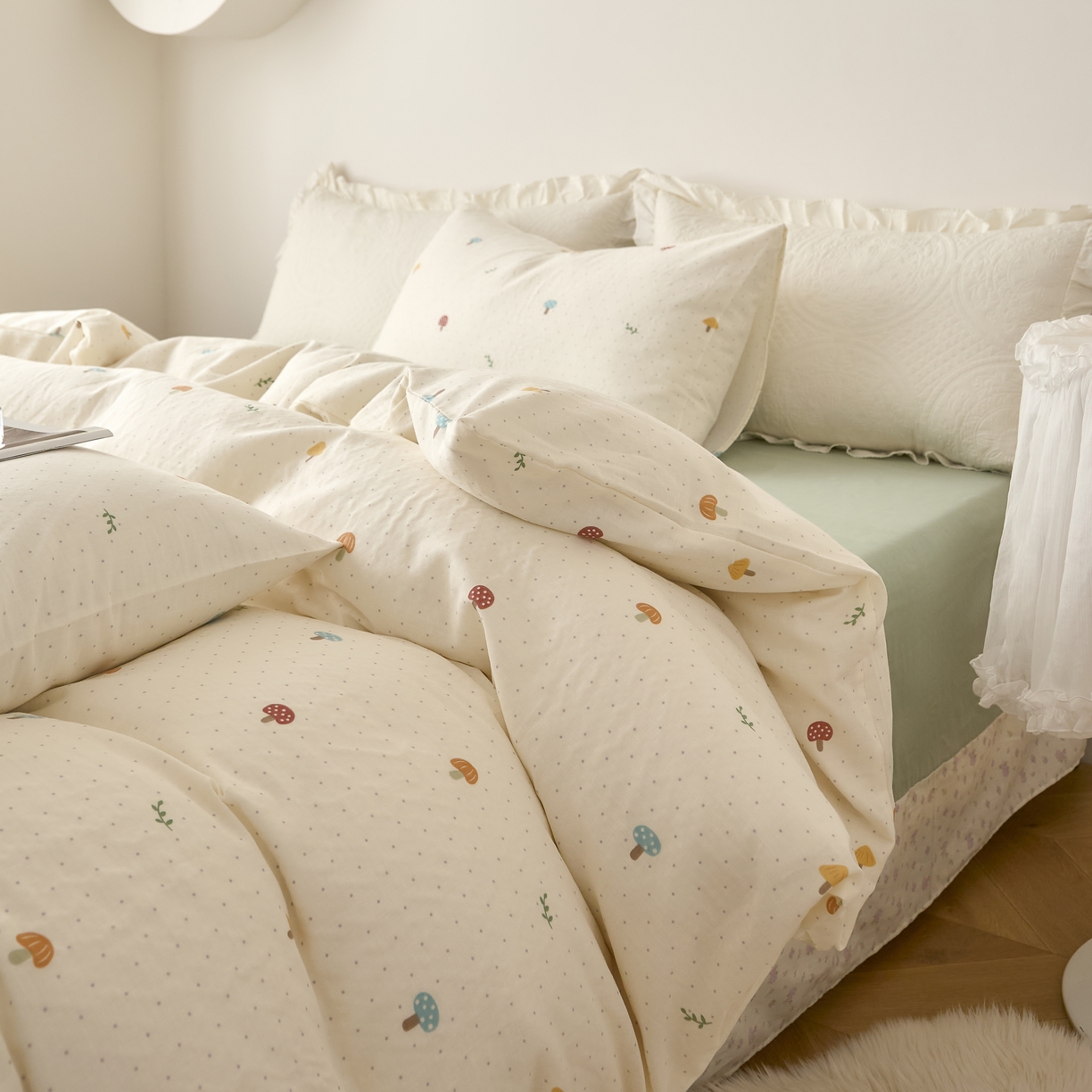 91家纺网 家纺一手货源 找家纺 嘉汀兰家居 2025新款圆角花边款全棉纯棉A类母婴级有氧全棉双层纱亲肤全棉小清新印花四件套 蘑菇乐园