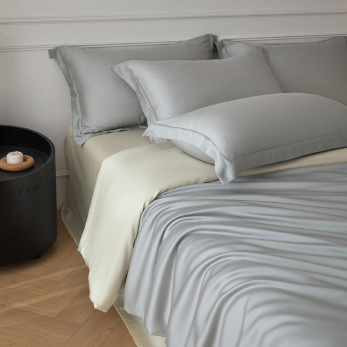 91家纺网 家纺一手货源 找家纺 涵宸2025新款天丝-天丝棉-纯色四件套-场景1 时尚灰+象牙白