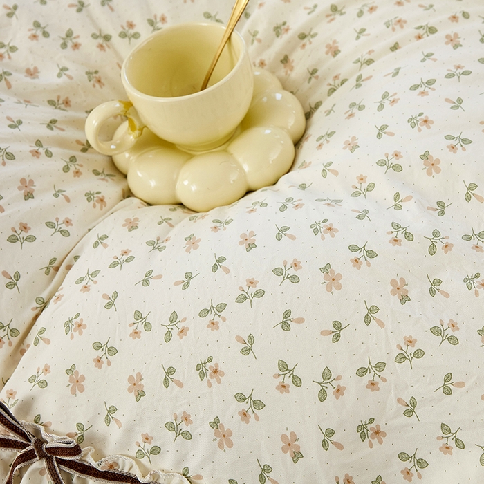 91家纺网 家纺一手货源 找家纺 卡迪亚家纺 2025新款轻氧棉小碎花韩式花边床盖 千寻