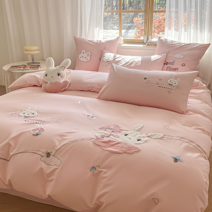 91家纺网 家纺一手货源 找家纺 （总）恋绒2025新款亲肤全棉水洗棉纯棉贴布绣立体刺绣四件套系列—暗合款（提供买家秀）（送同款抱枕）