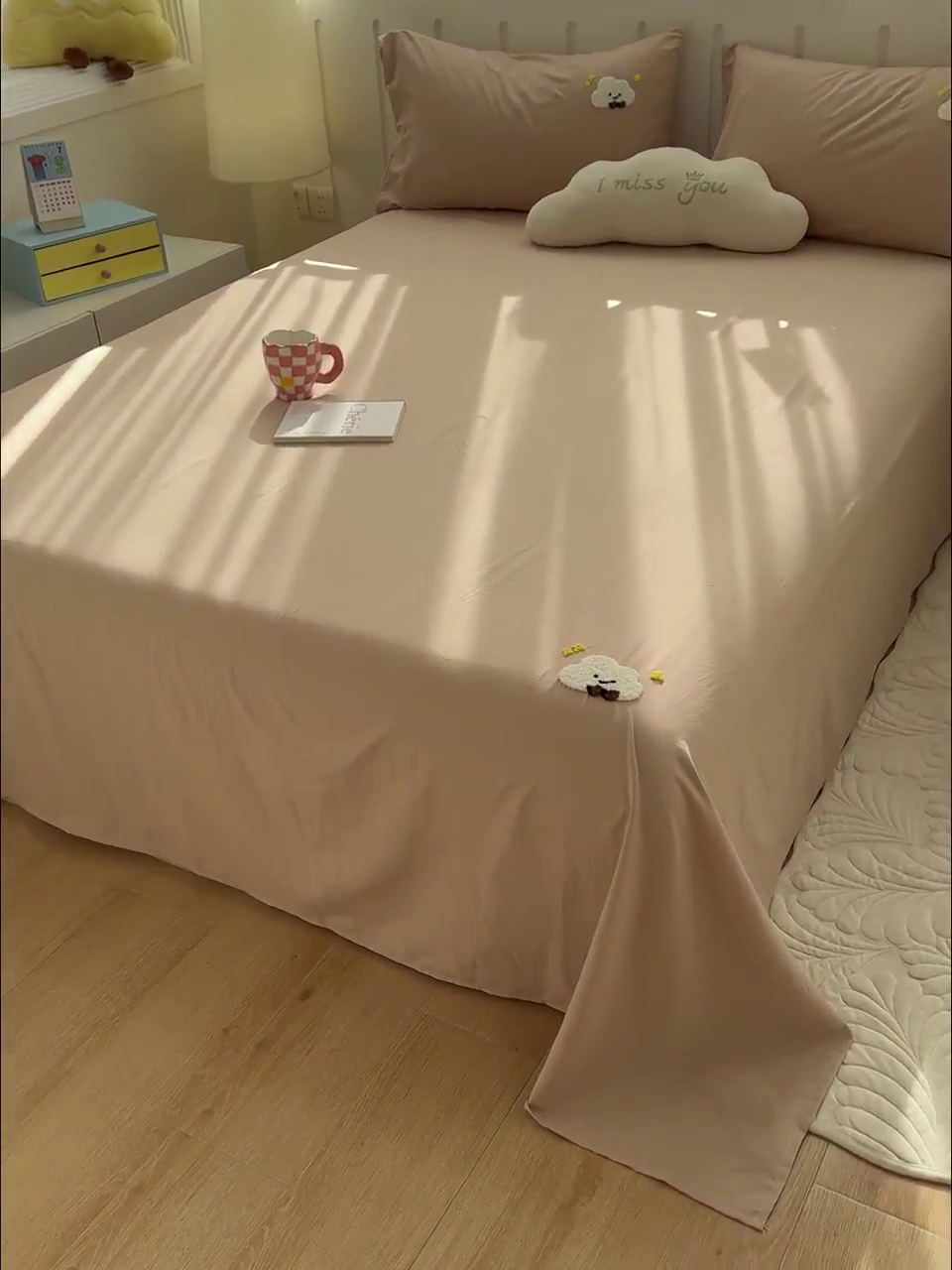 91家纺网 家纺一手货源 找家纺 曼谷家纺 2025新款软糯毛巾绣水洗棉床单床笠枕套纯色床单床笠枕套单品 小白云-奶茶