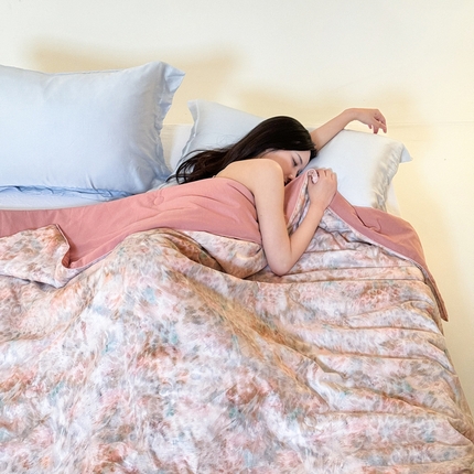 91家纺网 家纺一手货源 找家纺 2025新款仿色织提花数码印花轻奢风水洗棉夏被 野森-咖