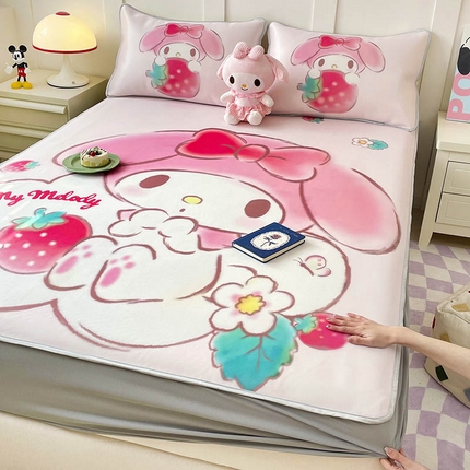 91家纺网 家纺一手货源 找家纺 米帛家纺 2025新款大版三丽鸥碳光冰丝软凉席床笠款 草莓美乐蒂