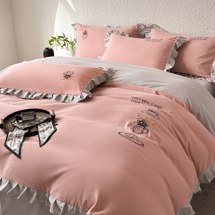 91家纺网 家纺一手货源 找家纺 汣沐生活 2025新款亲肤绣花花边四件套 优雅粉-浅灰-田园生活