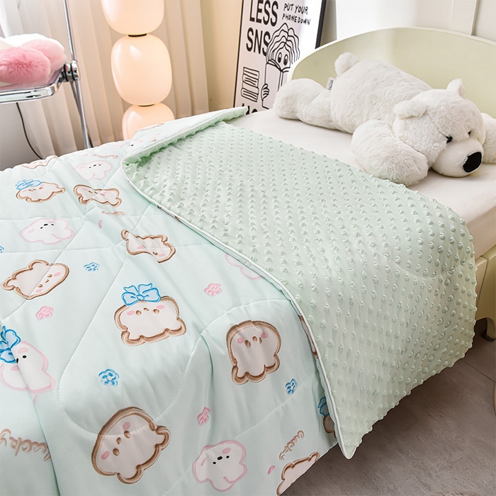 91家纺网 家纺一手货源 找家纺 嗨生活_2025年爆款 A类冰豆豆凉感丝被 儿童夏被 幼儿园被 直播 团购首选_1477 领结小熊