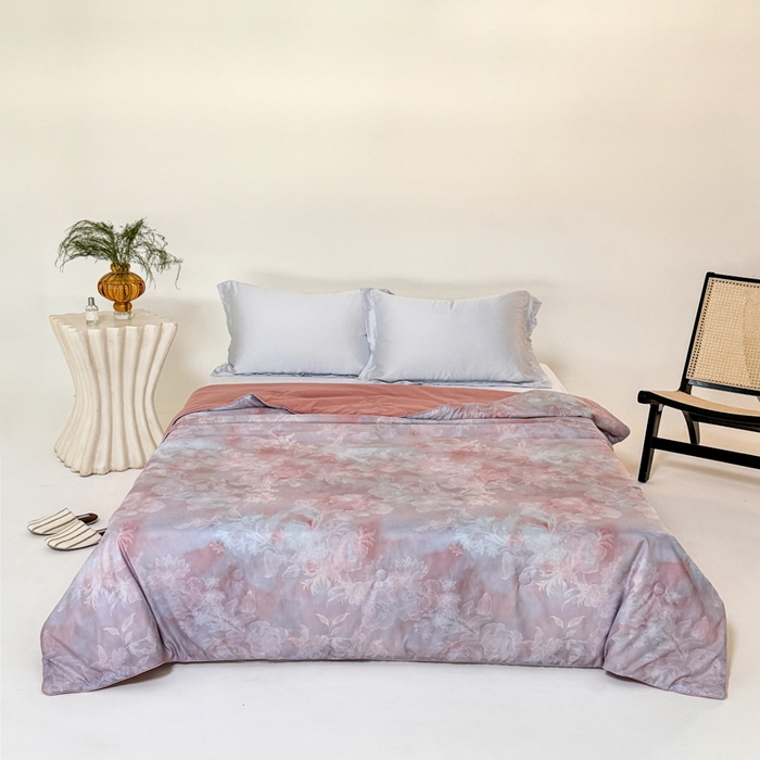 91家纺网 家纺一手货源 找家纺 2025新款仿色织提花数码印花轻奢风水洗棉夏被 隐纱-粉