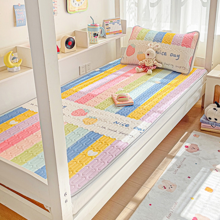 91家纺网 家纺一手货源 找家纺 富馨莱 2025新款A类凉感丝空气纤维凉席学生款 彩虹桥