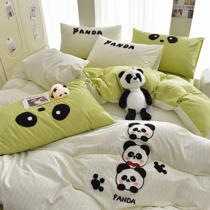 91家纺网 家纺一手货源 找家纺 炫拼家纺 2025新款卡通多巴胺A类全棉40支水洗棉毛巾绣四件套 熊猫之家