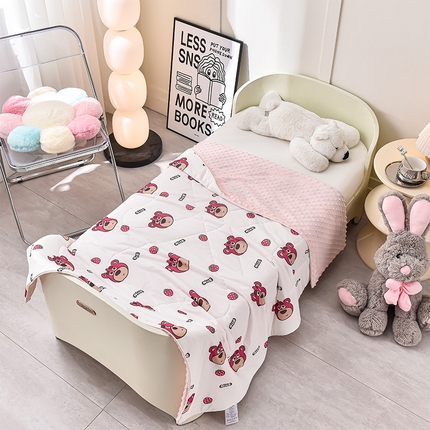 嗨生活_2025年爆款 A类冰豆豆凉感丝被 儿童夏被 幼儿园被 直播 团购首选_1477 草莓小熊