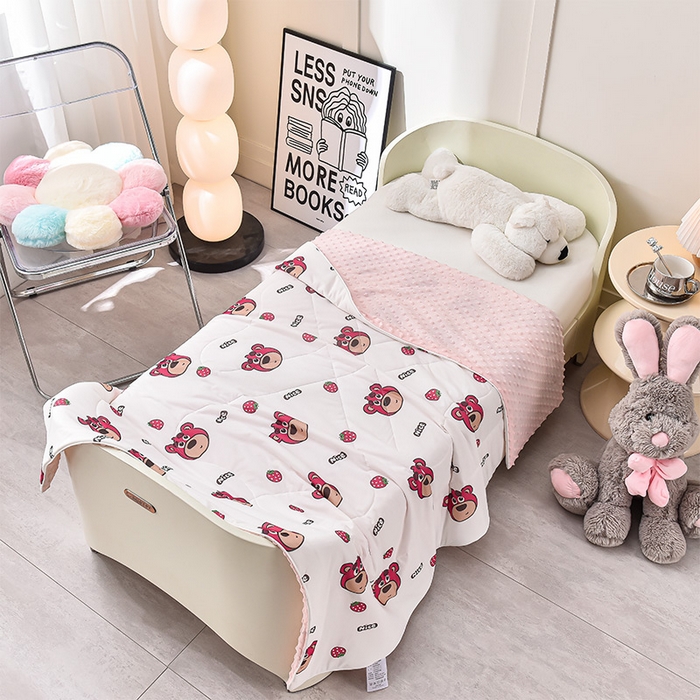 91家纺网 家纺一手货源 找家纺 嗨生活_2025年爆款 A类冰豆豆凉感丝被 儿童夏被 幼儿园被 直播 团购首选_1477 草莓小熊