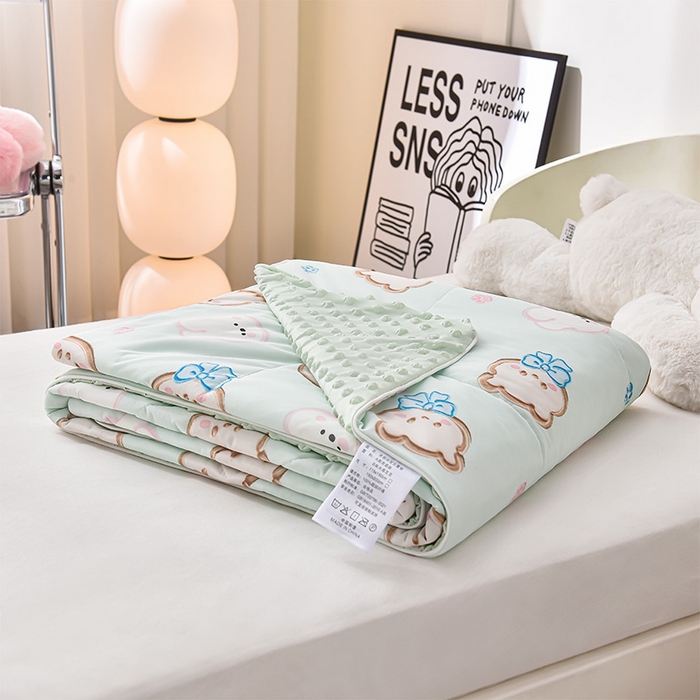 91家纺网 家纺一手货源 找家纺 嗨生活_2025年爆款 A类冰豆豆凉感丝被 儿童夏被 幼儿园被 直播 团购首选_1477 领结小熊