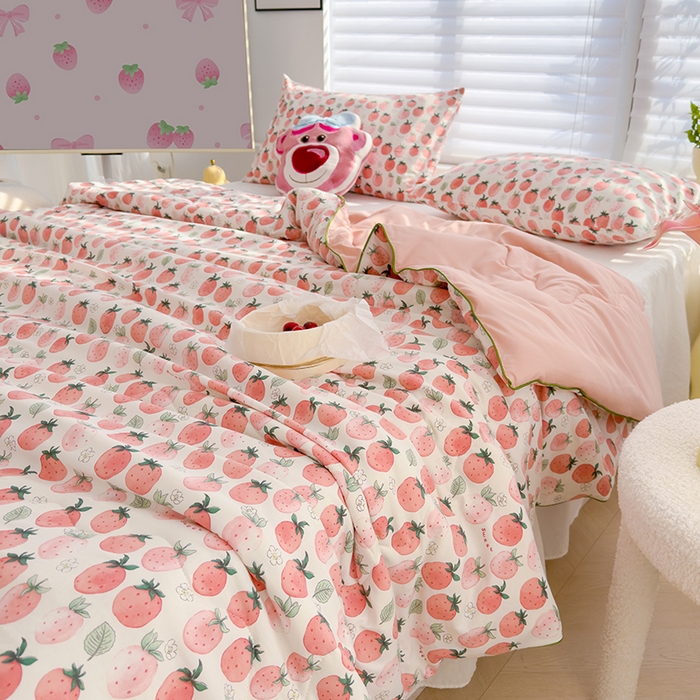 91家纺网 家纺一手货源 找家纺 太阳树家纺 2025新款A类母婴级双层纱大豆被大豆纤维夏被 草莓酪