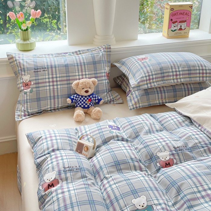 91家纺网 家纺一手货源 找家纺 铭博家纺 新款直播爆款网红全棉四件套13070印花吊边一字绣纯棉被套工艺款 学院小熊