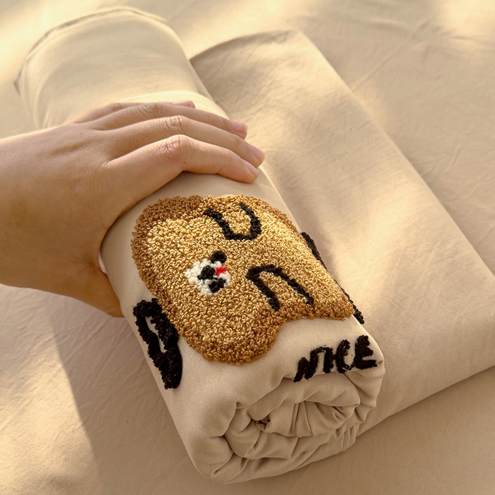 91家纺网 家纺一手货源 找家纺 曼谷家纺 2025新款软糯毛巾绣水洗棉床单床笠枕套纯色床单床笠枕套单品 吐司-奶茶