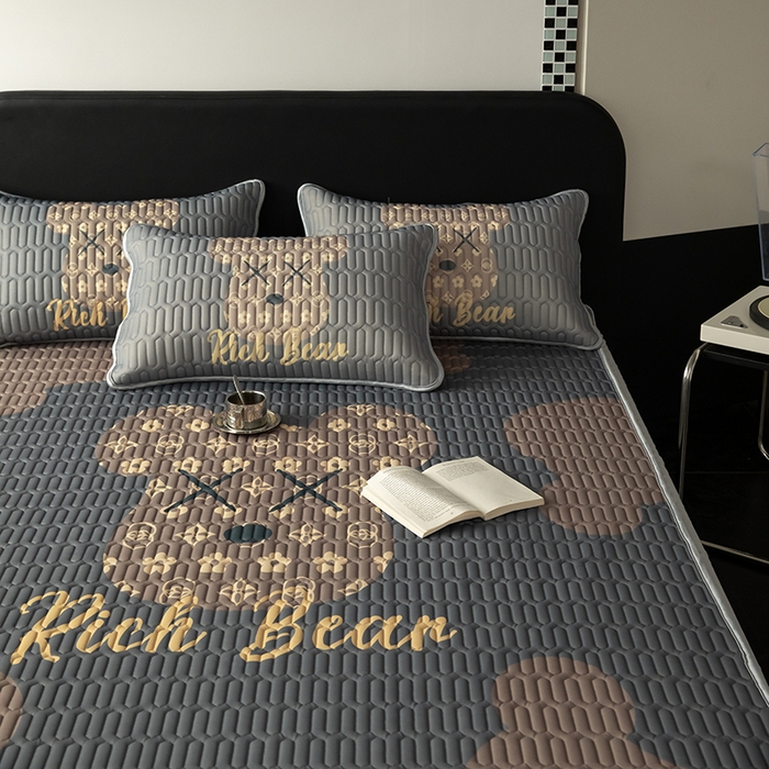 91家纺网 家纺一手货源 找家纺 圣比熊 2025新款大版印花纯色0.5乳胶凉席床笠款床裙款凉席三件套 床笠款-暴富熊