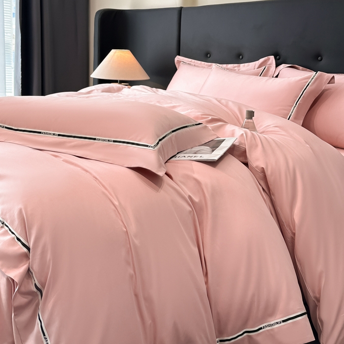 91家纺网 家纺一手货源 找家纺 魅都 2025新款100支长绒棉简约织带轻奢风四件套-罗伊 亮粉