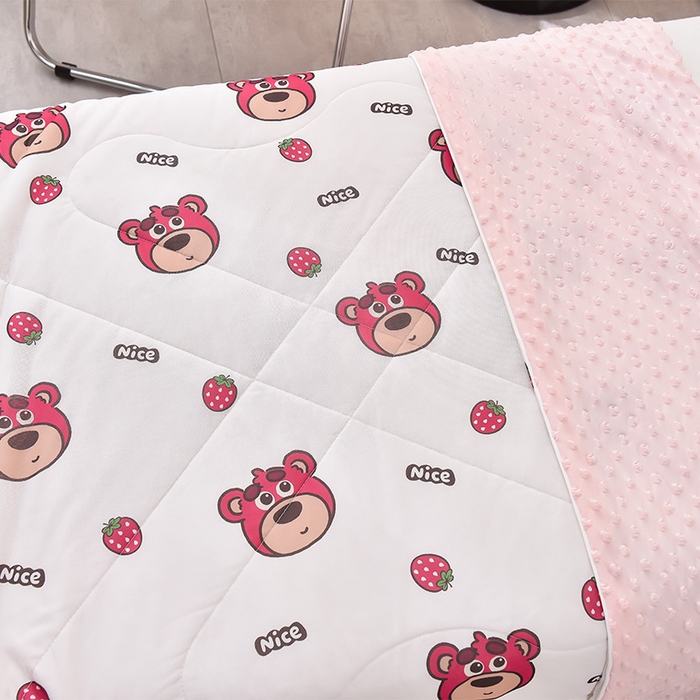 91家纺网 家纺一手货源 找家纺 嗨生活_2025年爆款 A类冰豆豆凉感丝被 儿童夏被 幼儿园被 直播 团购首选_1477 草莓小熊