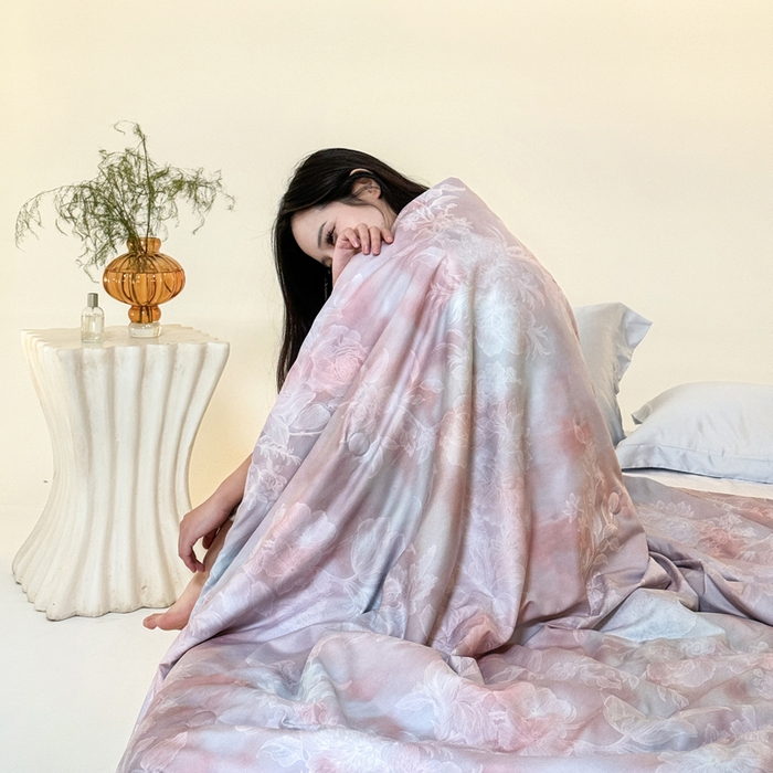 91家纺网 家纺一手货源 找家纺 2025新款仿色织提花数码印花轻奢风水洗棉夏被 隐纱-粉