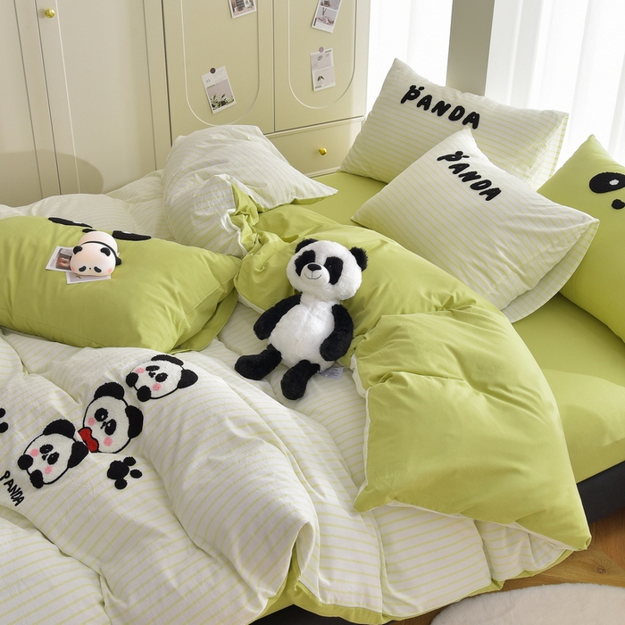 91家纺网 家纺一手货源 找家纺 炫拼家纺 2025新款卡通多巴胺A类全棉40支水洗棉毛巾绣四件套 熊猫之家