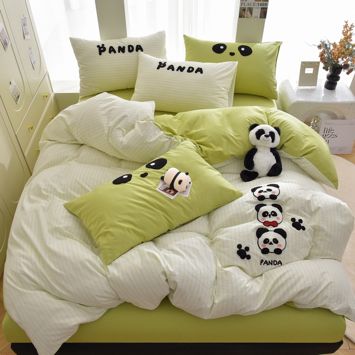 91家纺网 家纺一手货源 找家纺 炫拼家纺 2025新款卡通多巴胺A类全棉40支水洗棉毛巾绣四件套 熊猫之家