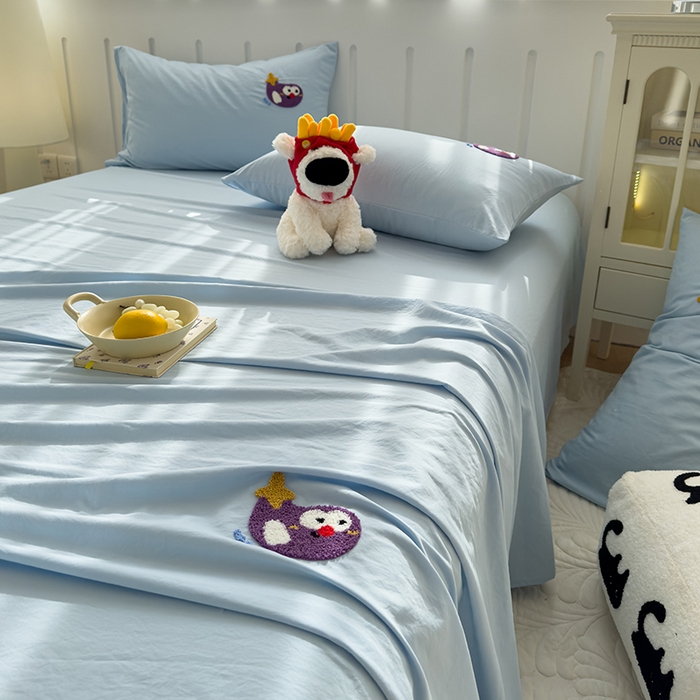 91家纺网 家纺一手货源 找家纺 曼谷家纺 2025新款软糯毛巾绣水洗棉床单床笠枕套纯色床单床笠枕套单品 茄子-天蓝