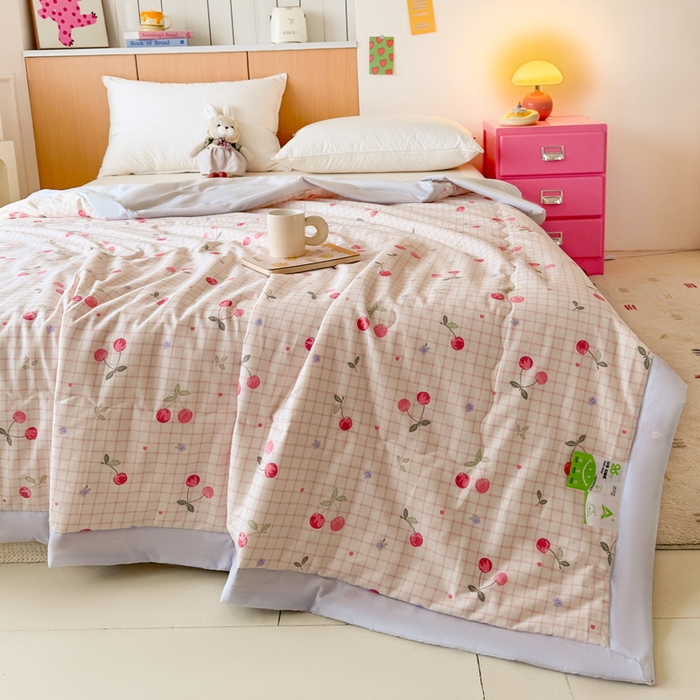 91家纺网 家纺一手货源 找家纺 宜梦家居【需要买家秀请联系老板】 2025新款双面纯棉夏被夏凉被系列 樱桃果果