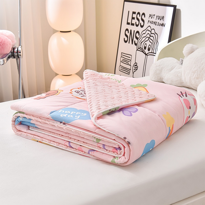 91家纺网 家纺一手货源 找家纺 嗨生活_2025年爆款 A类冰豆豆凉感丝被 儿童夏被 幼儿园被 直播 团购首选_1477 萝卜女孩