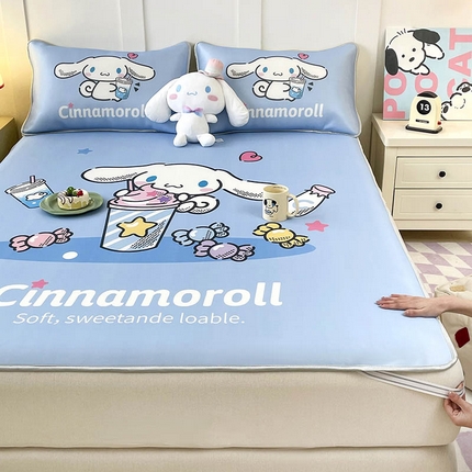 91家纺网 家纺一手货源 找家纺 米帛家纺 2025新款大版三丽鸥碳光冰丝软凉席绑带款 糖果玉桂狗