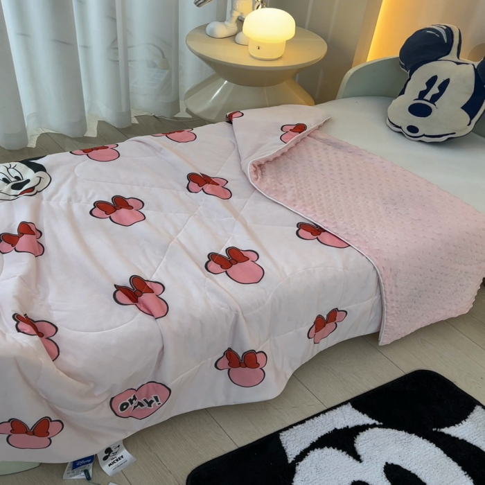 91家纺网 家纺一手货源 找家纺 嗨生活 嗨生活 2025年迪士尼凉感丝冰豆豆被 夏被 夏凉被 儿童夏被 幼儿园夏被 直播首选 爱心米妮