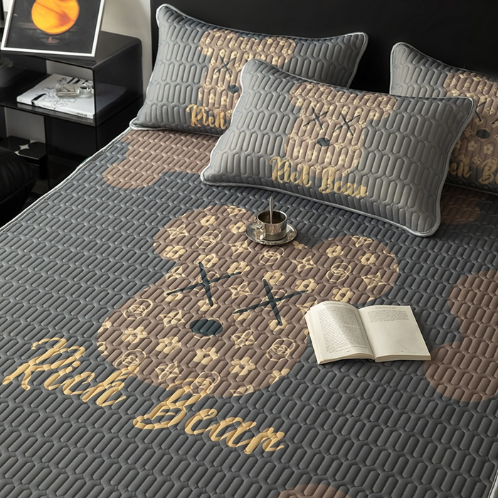 91家纺网 家纺一手货源 找家纺 圣比熊 2025新款大版印花纯色0.5乳胶凉席床笠款床裙款凉席三件套 床笠款-暴富熊