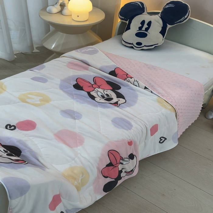 91家纺网 家纺一手货源 找家纺 嗨生活 嗨生活 2025年迪士尼凉感丝冰豆豆被 夏被 夏凉被 儿童夏被 幼儿园夏被 直播首选 元气米妮