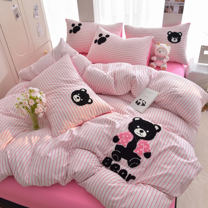 91家纺网 家纺一手货源 找家纺 炫拼家纺 2025新款卡通多巴胺A类全棉40支水洗棉毛巾绣四件套 小黑熊