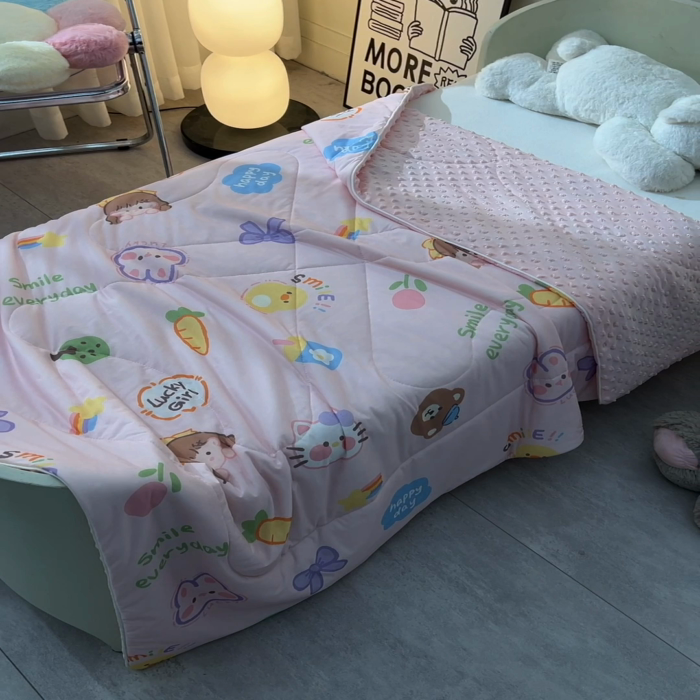 91家纺网 家纺一手货源 找家纺 嗨生活_2025年爆款 A类冰豆豆凉感丝被 儿童夏被 幼儿园被 直播 团购首选_1477 萝卜女孩