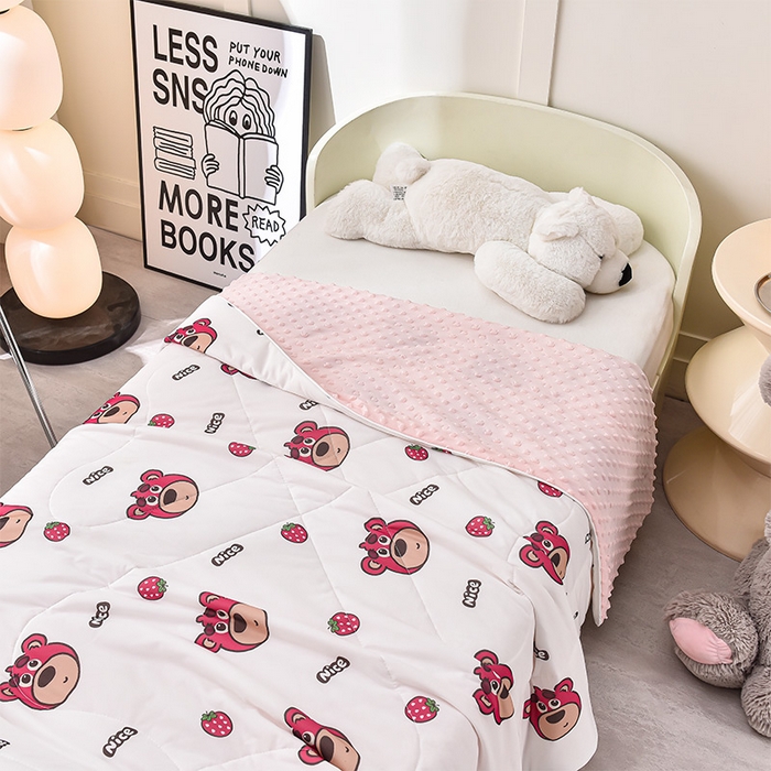 91家纺网 家纺一手货源 找家纺 嗨生活_2025年爆款 A类冰豆豆凉感丝被 儿童夏被 幼儿园被 直播 团购首选_1477 草莓小熊