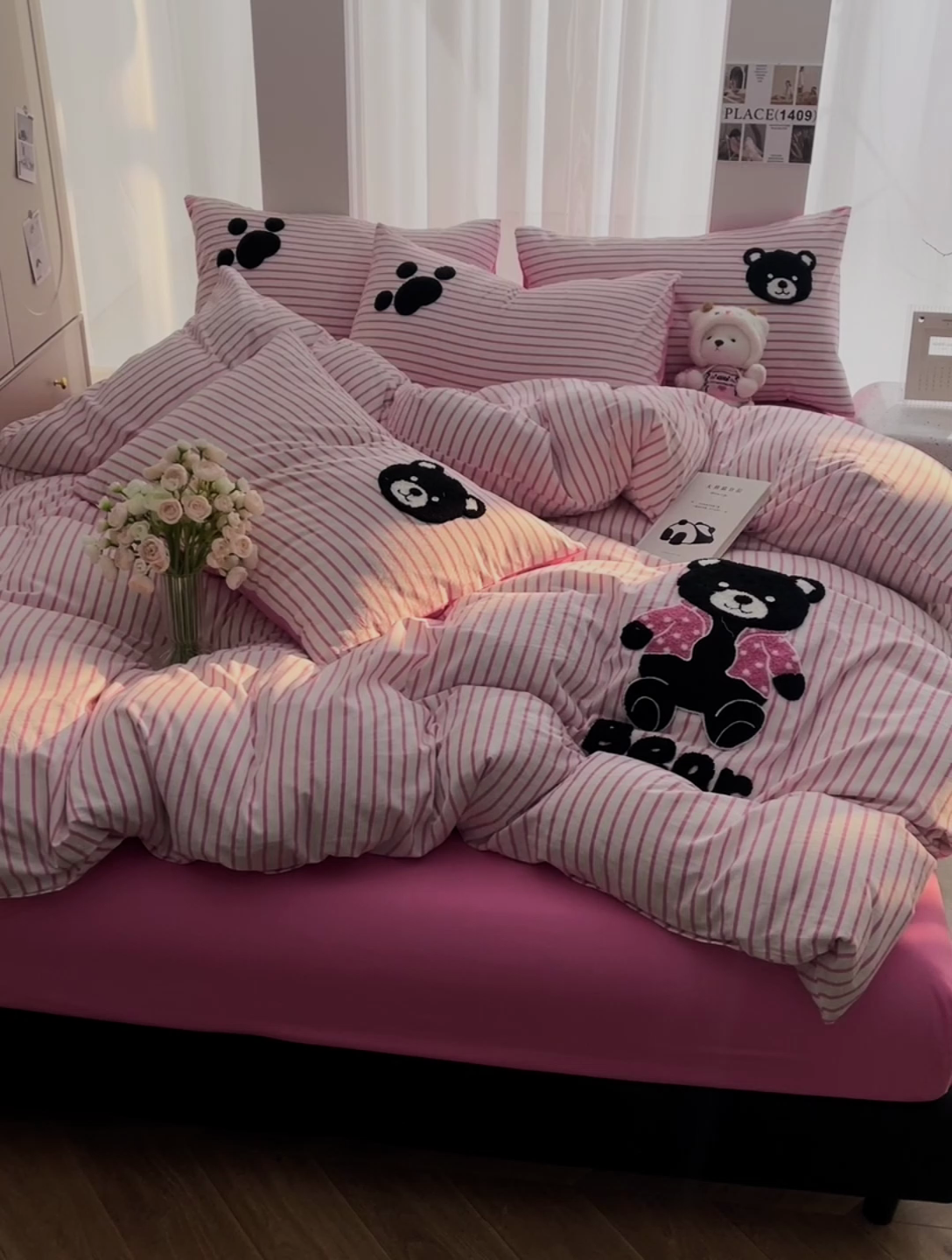 91家纺网 家纺一手货源 找家纺 炫拼家纺 2025新款卡通多巴胺A类全棉40支水洗棉毛巾绣四件套 小黑熊