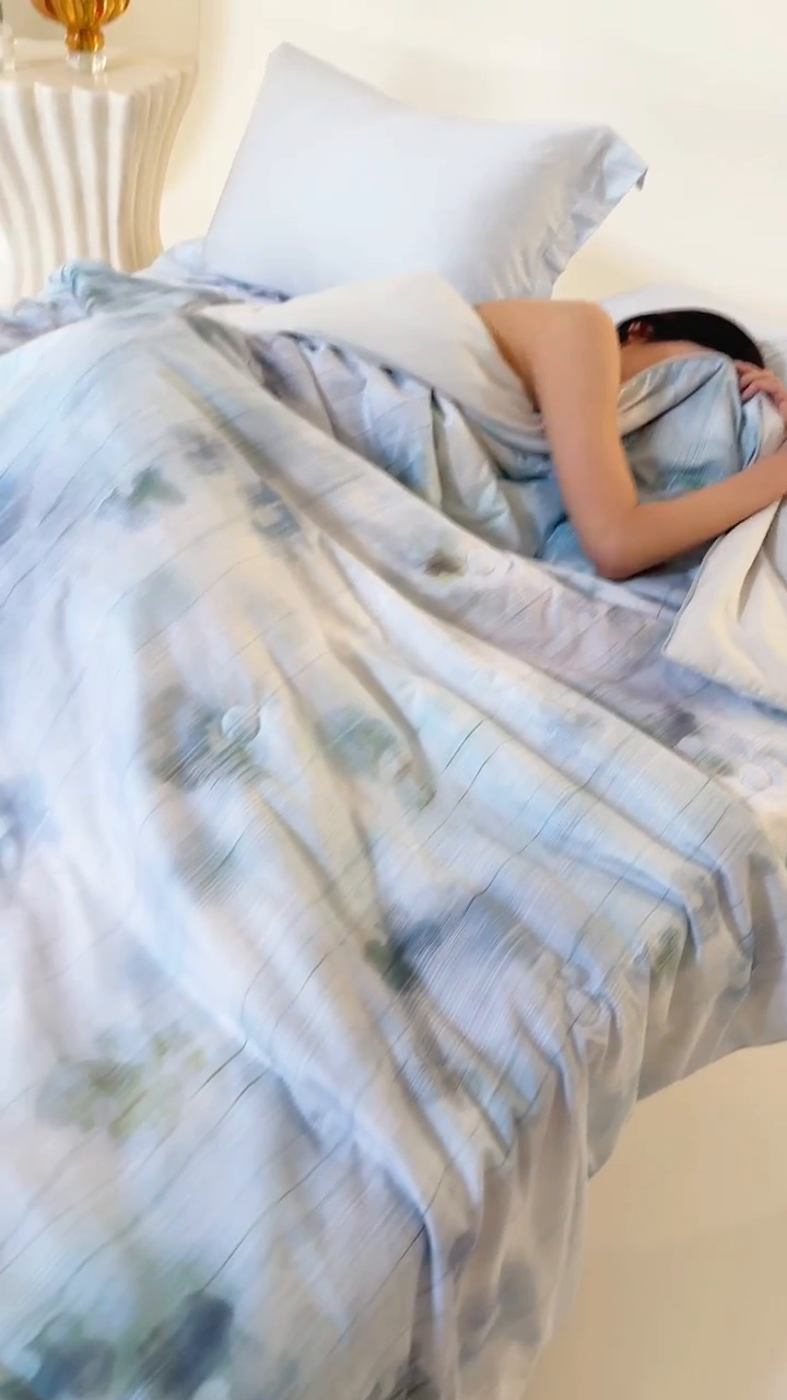 91家纺网 家纺一手货源 找家纺 2025新款仿色织提花数码印花轻奢风水洗棉夏被 琉璃雨-蓝