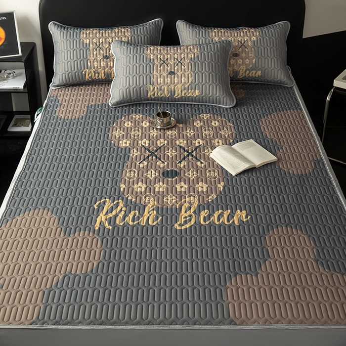 91家纺网 家纺一手货源 找家纺 圣比熊 2025新款大版印花纯色0.5乳胶凉席床笠款床裙款凉席三件套 床笠款-暴富熊