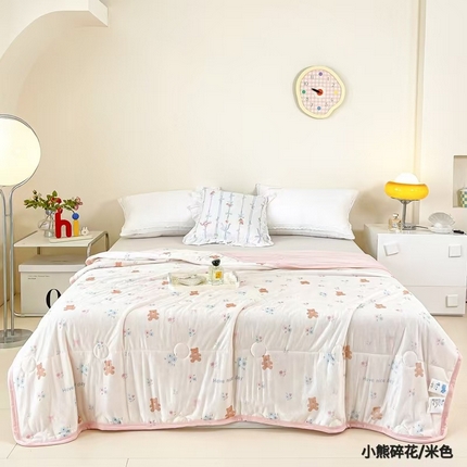 91家纺网 家纺一手货源 找家纺 悦织湾家纺2025新款冰丝冰激凌夏被 小熊碎花-米色